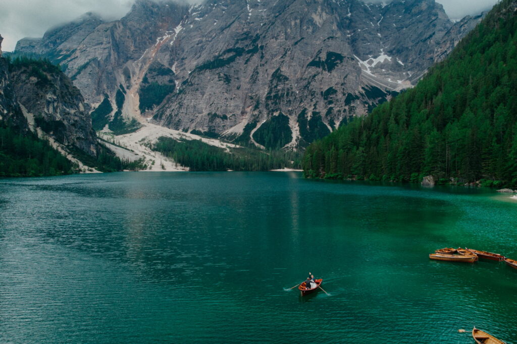svatba v Itálii u jezera Lago di Braies