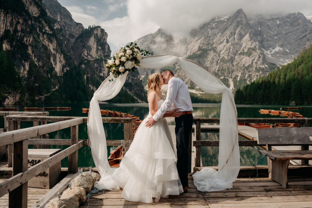 svatba v Itálii u jezera Lago di Braies