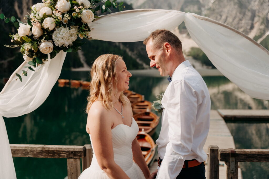 svatba v Itálii u jezera Lago di Braies