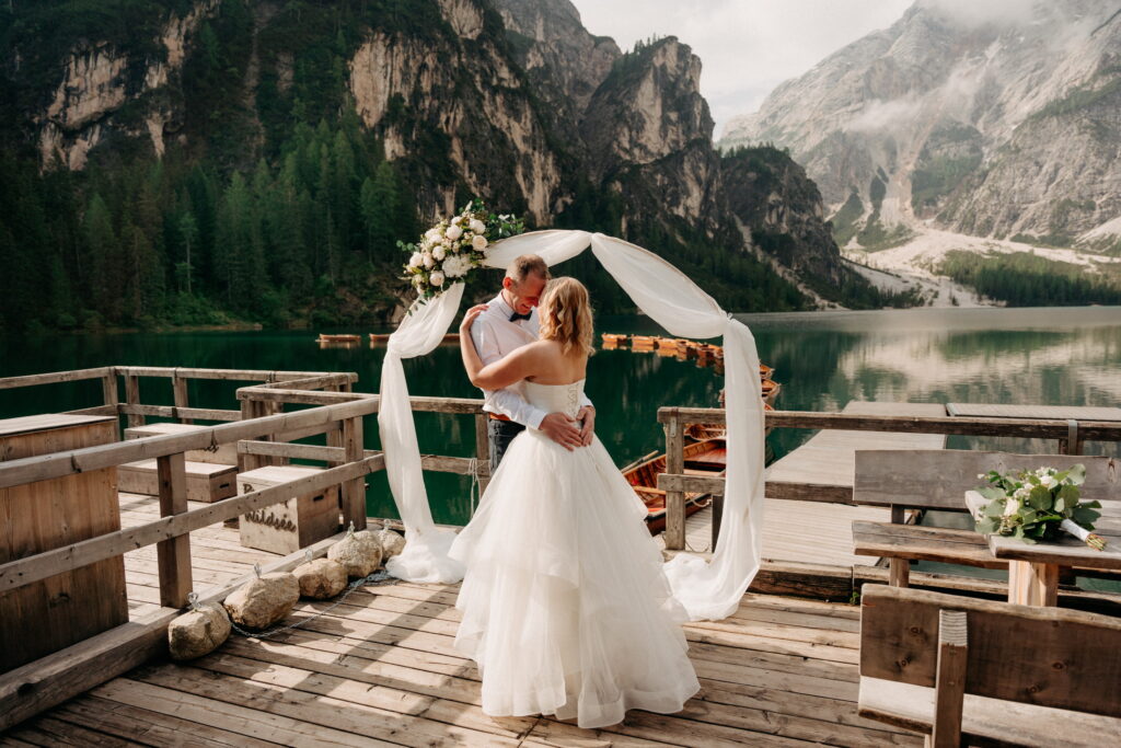 svatba v Itálii u jezera Lago di Braies