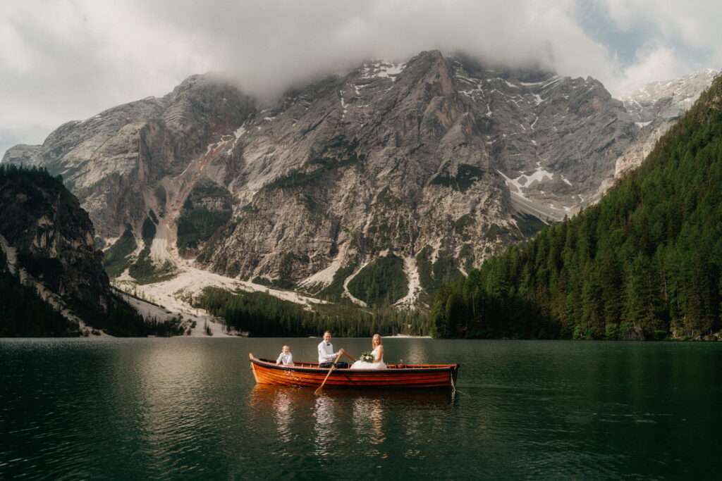 svatba v Itálii u jezera Lago di Braies
