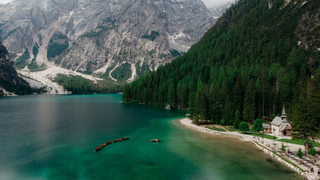 svatba v Itálii u jezera Lago di Braies