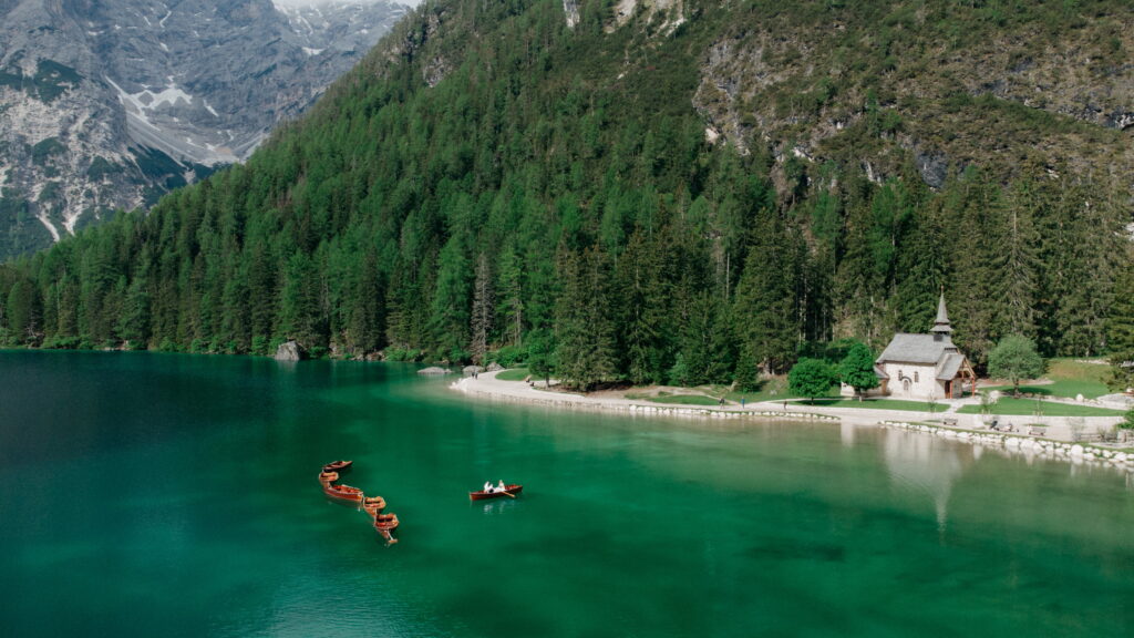 svatba v Itálii u jezera Lago di Braies