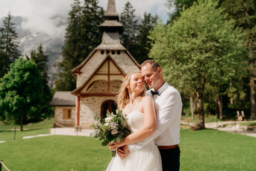 svatba v Itálii u jezera Lago di Braies