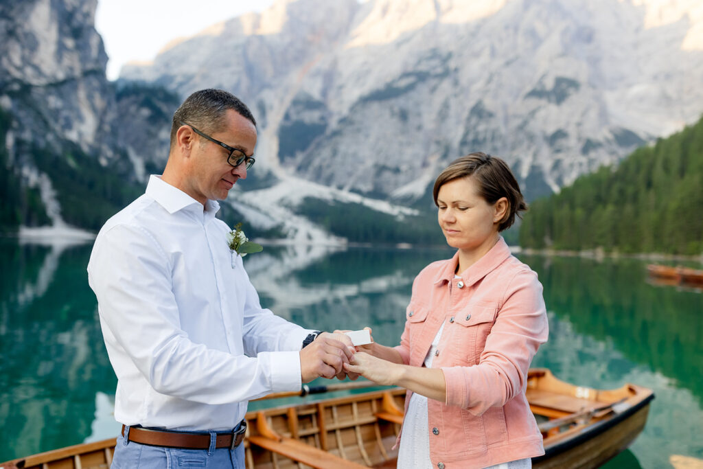 svatba v Itálii u jezera Lago di Braies