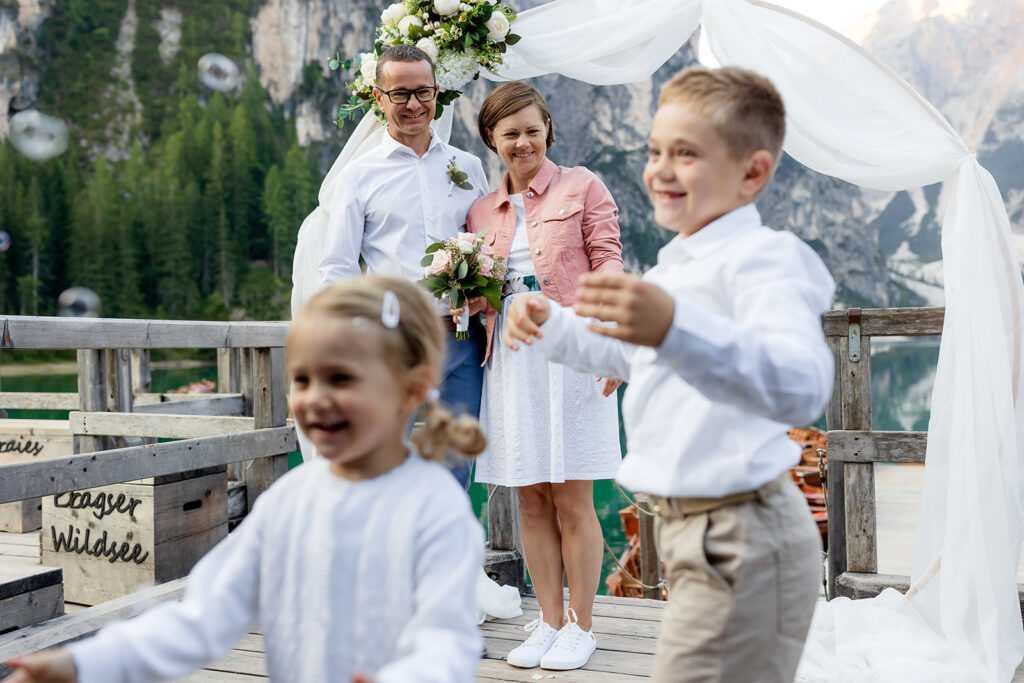 svatba v Itálii u jezera Lago di Braies