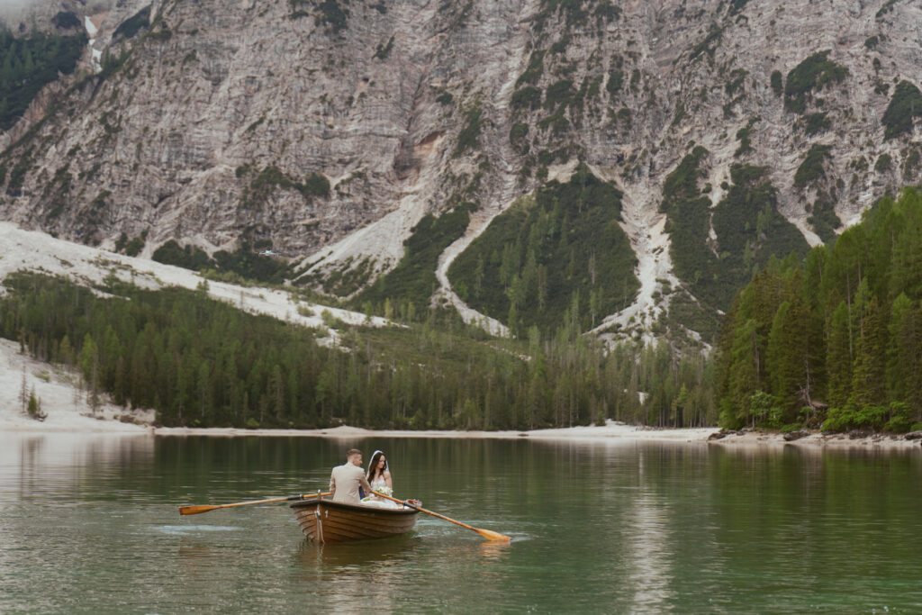 svatba v Itálii u jezera Lago di Braies