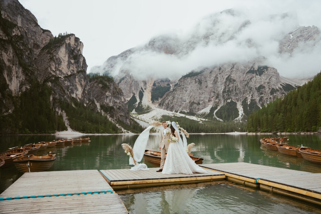 svatba v Itálii u jezera Lago di Braies