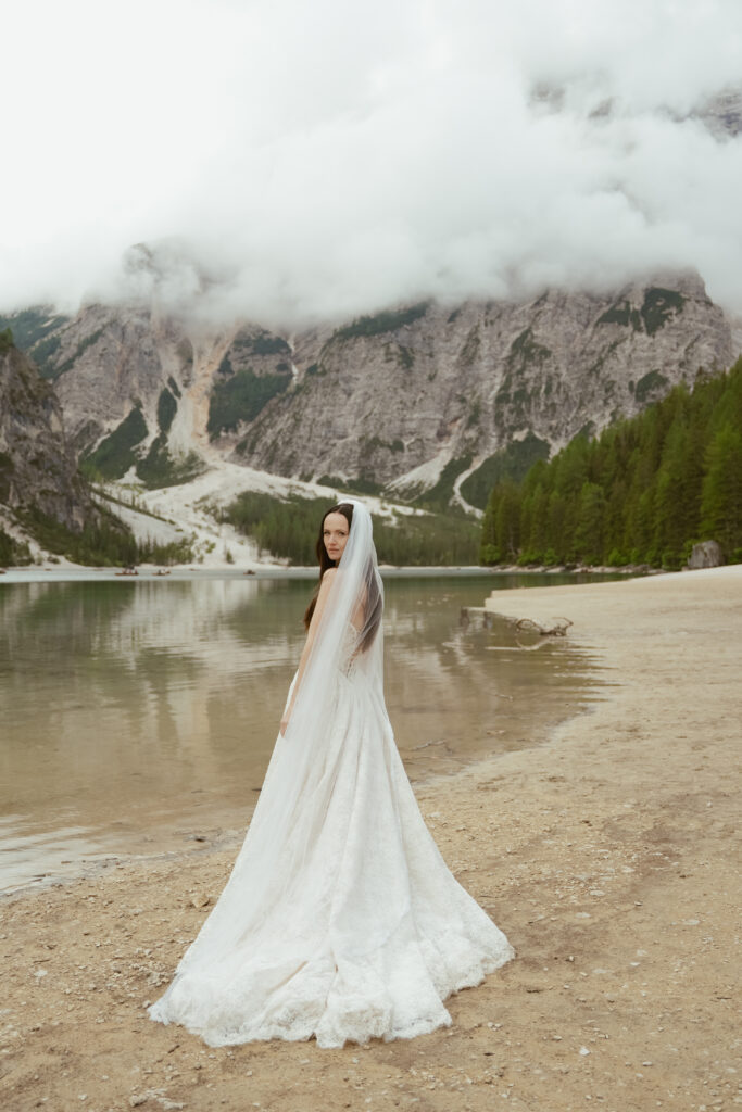 svatba v Itálii u jezera Lago di Braies