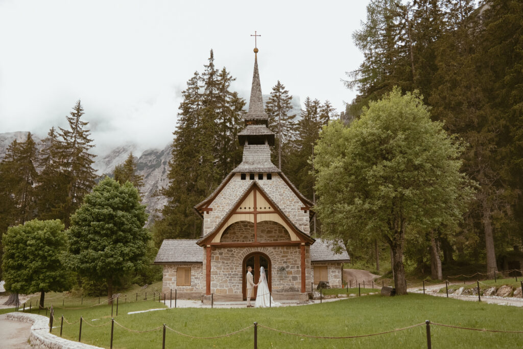 svatba v Itálii u jezera Lago di Braies